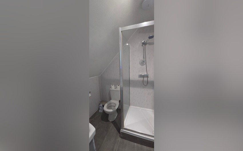 Bathroom at Golders Park Hotel