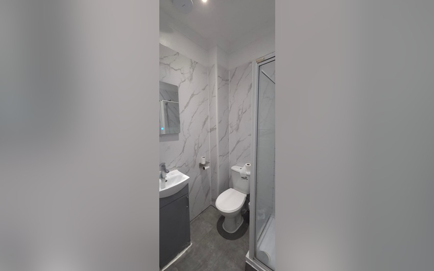 Bathroom at Golders Park Hotel