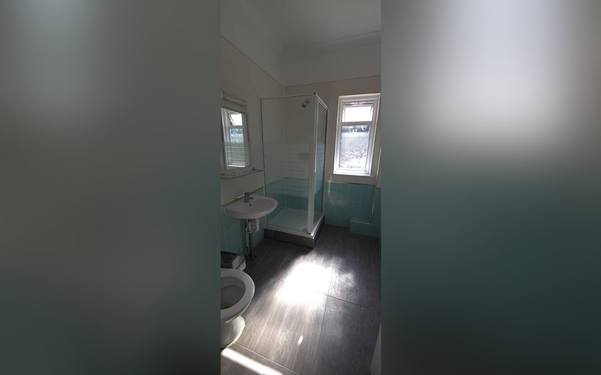Bathroom at Golders Park Hotel
