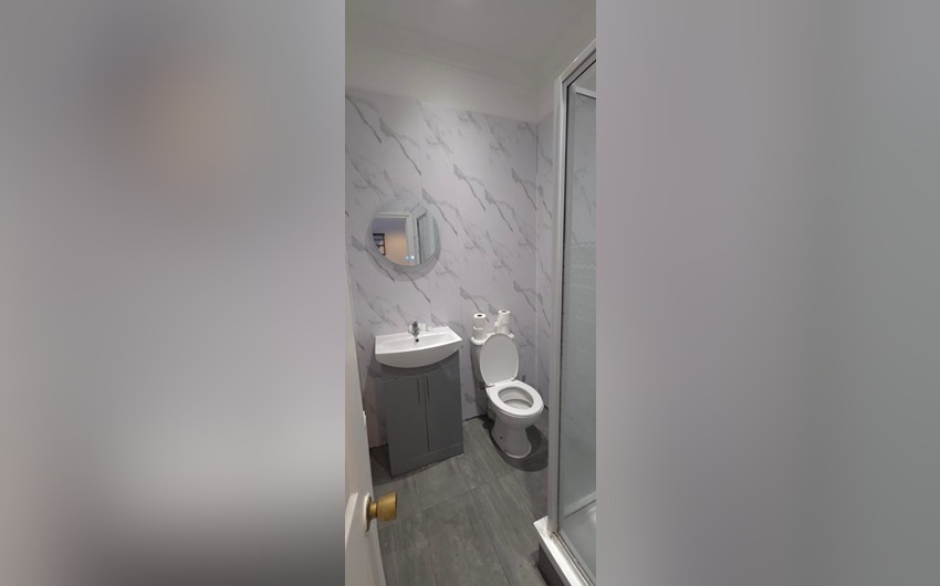 Bathroom at Golders Park Hotel