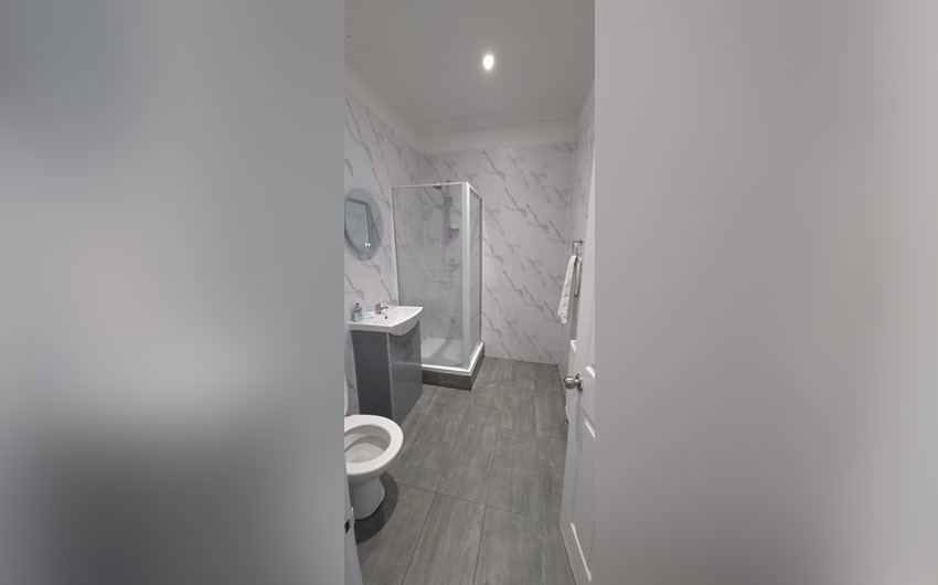 Bathroom at Golders Park Hotel