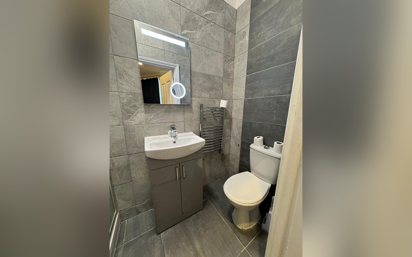 Bathroom at Golders Park Hotel
