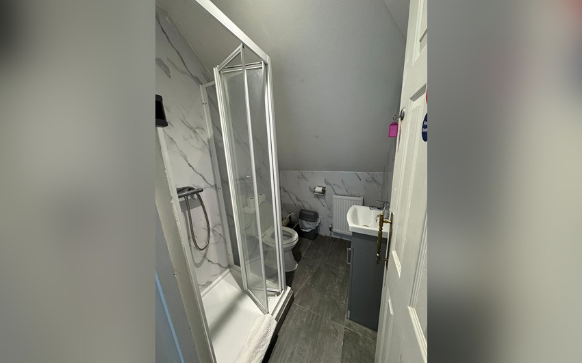 Bathroom at Golders Park Hotel