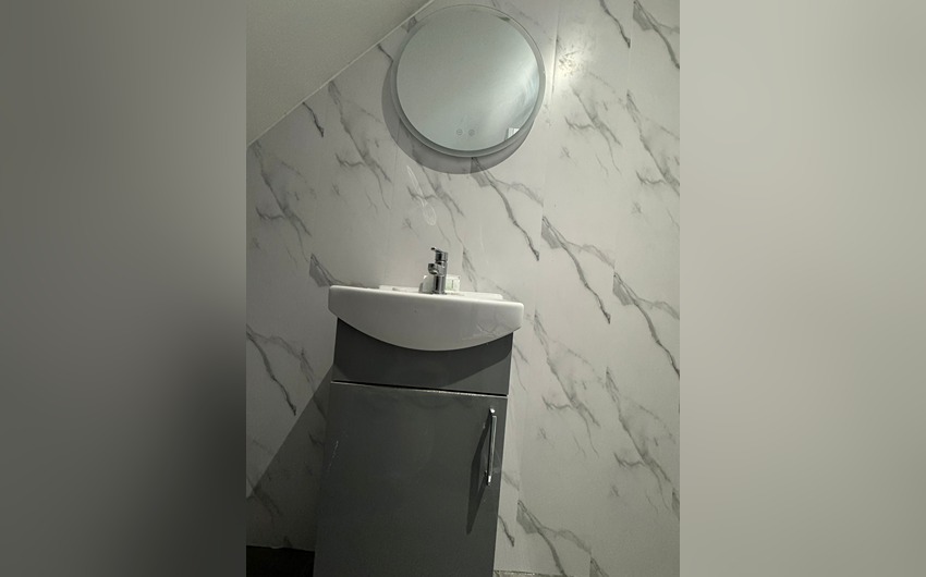 Bathroom at Golders Park Hotel