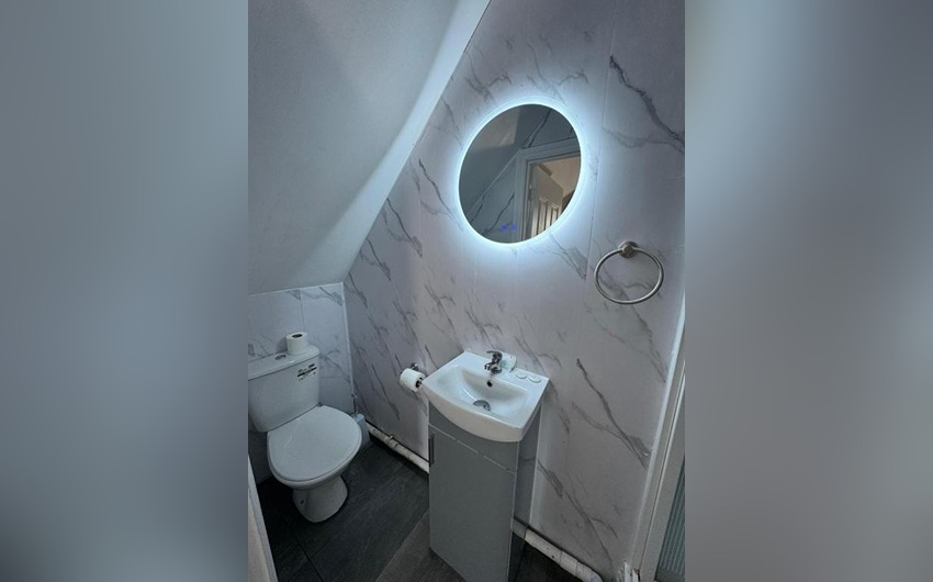 Bathroom at Golders Park Hotel